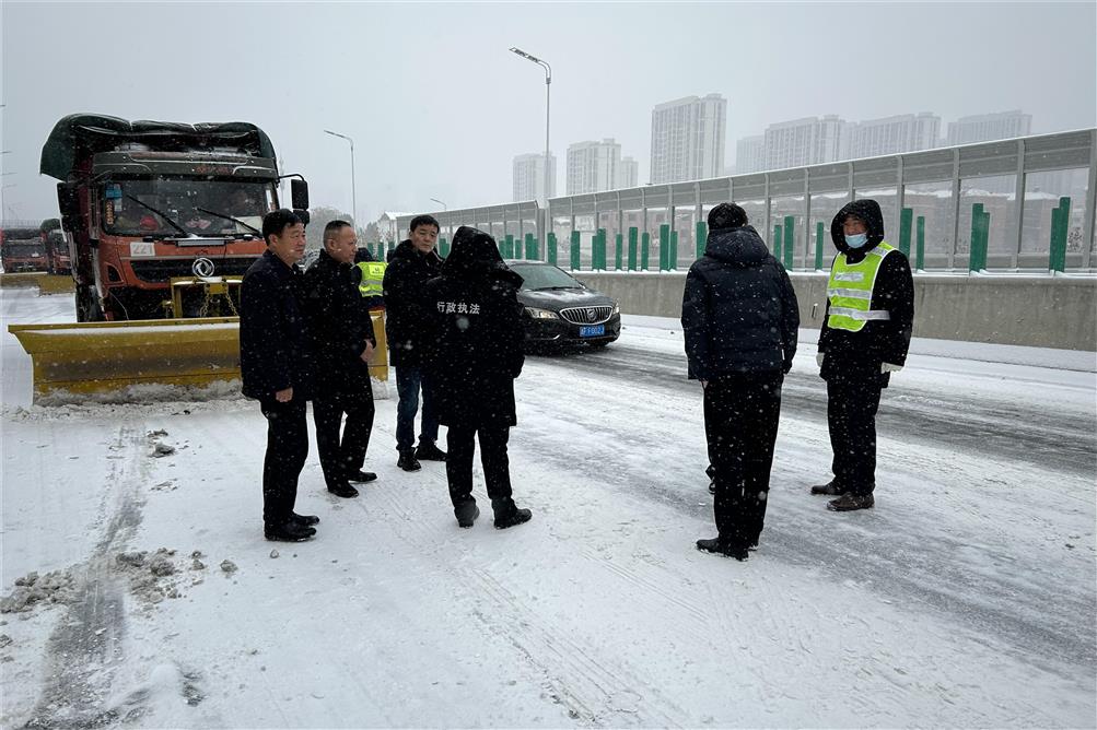 交通實(shí)業(yè)徹夜奮戰(zhàn)，除雪融冰保暢行