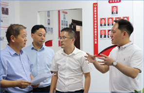 安康市政協(xié)黨組書(shū)記、主席調(diào)研指導(dǎo)青創(chuàng)協(xié)會(huì)委員工作室，市政協(xié)委員、公司總經(jīng)理李德奎做匯報(bào)介紹