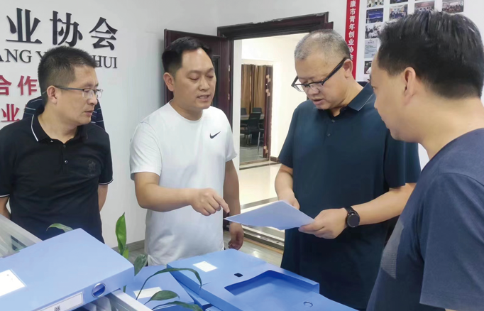 安康市政協(xié)秘書長丁關(guān)軍，副秘 書長、辦公室主任蔣軍調(diào)研指導青 創(chuàng)協(xié)會委員工作室，市政協(xié)委員、 公司總經(jīng)理李德奎做匯報介紹